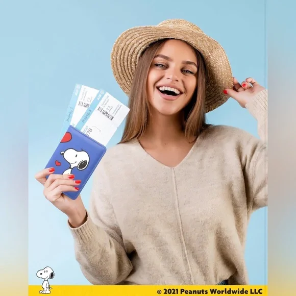 Peanuts Snoopy Passport Cover - Picture 3 of 12